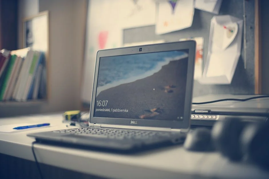 Laptop auf einem weißen Schreibtisch, bereit für eine Website-Performance-Analyse