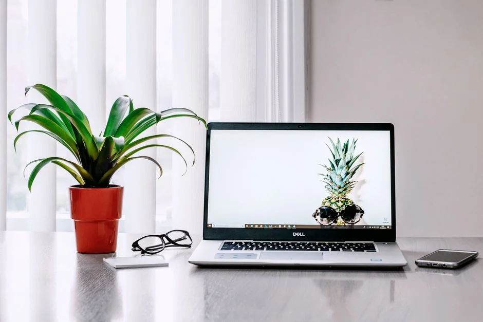 Laptop-Arbeitsplatz als Sinnbild für den Aufbau einer klar strukturierten Startseite
