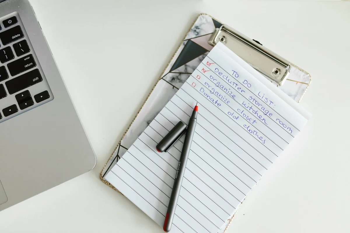Ausgedruckte Checkliste mit Stift auf einem Schreibtisch im Büro