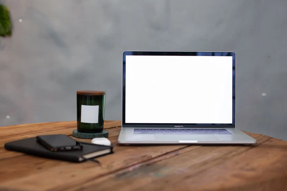 Laptop-Arbeit am Schreibtisch bei der Auswahl von Bildern für die Firmenwebsite