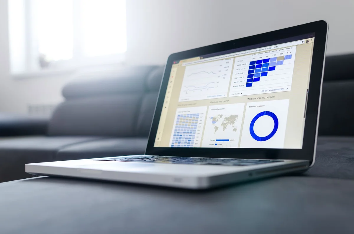 Laptop zeigt Analyse- und Performance-Daten einer Website