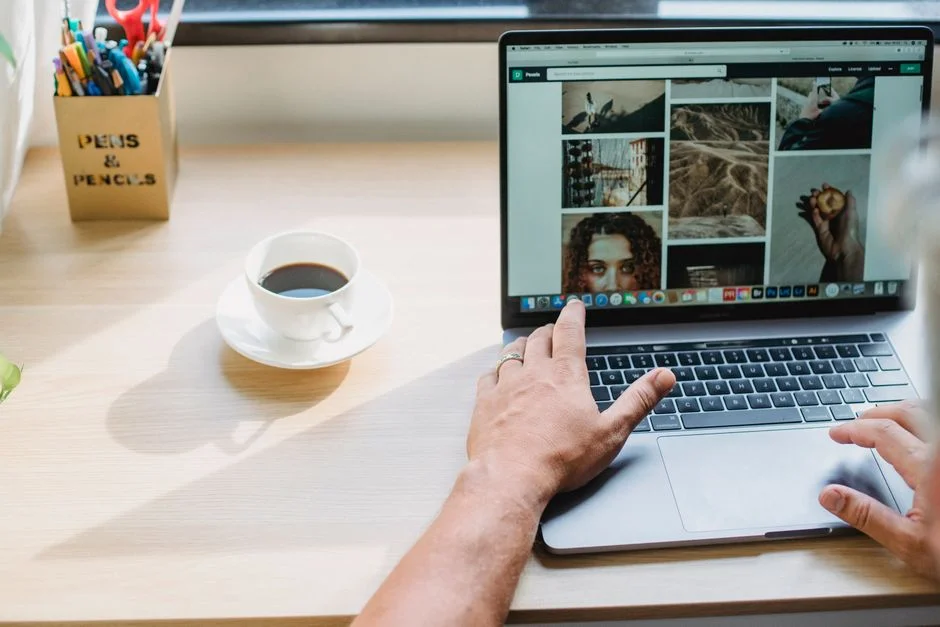 Kleinunternehmer bespricht Website-Budget und Angebot am Schreibtisch