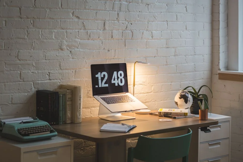 Aufgeräumter Schreibtisch mit Laptop im Homeoffice eines kleinen Unternehmens