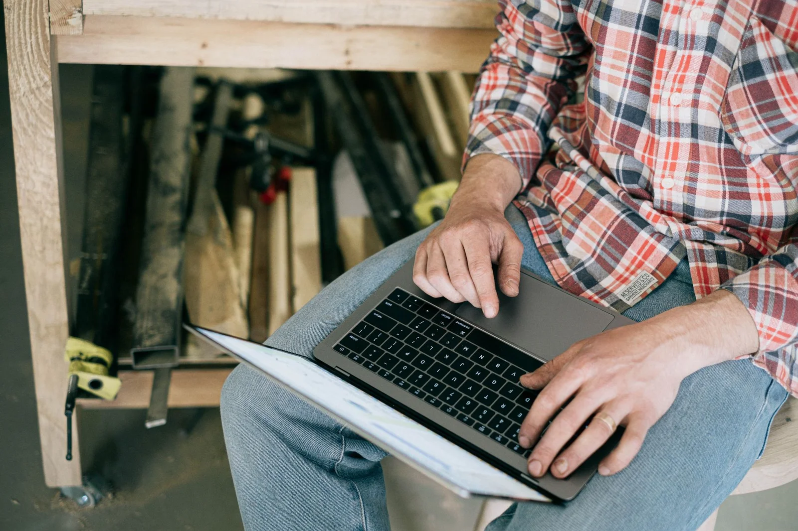 Website-Baukasten oder Webdesigner: Was passt zu meinem Betrieb?