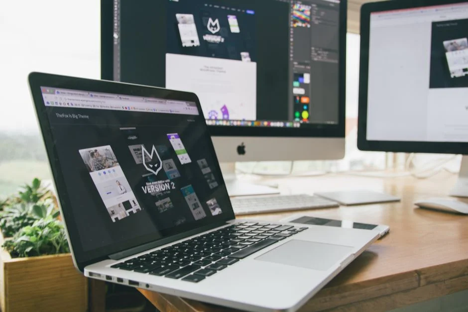 Moderne Unternehmenswebsite auf einem Laptop-Bildschirm, helles Büro
