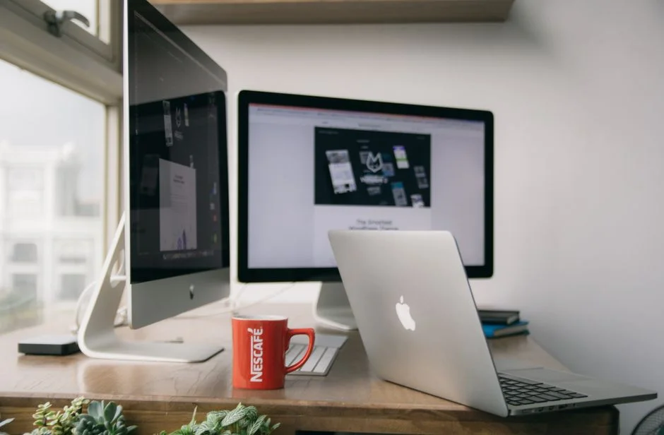 Laptop auf Holztisch für die Arbeit an einer Restaurant-Website