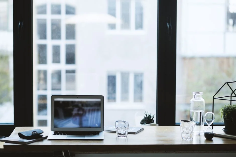 Laptop auf Schreibtisch im modernen Büroarbeitsplatz