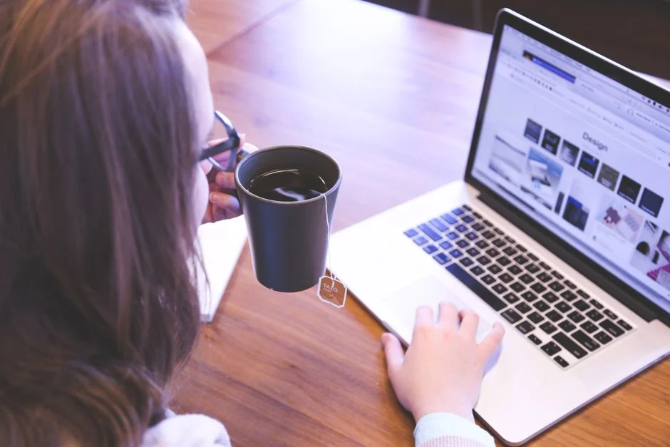 Arbeit am Website-Design mit Laptop während der Umsetzungsphase