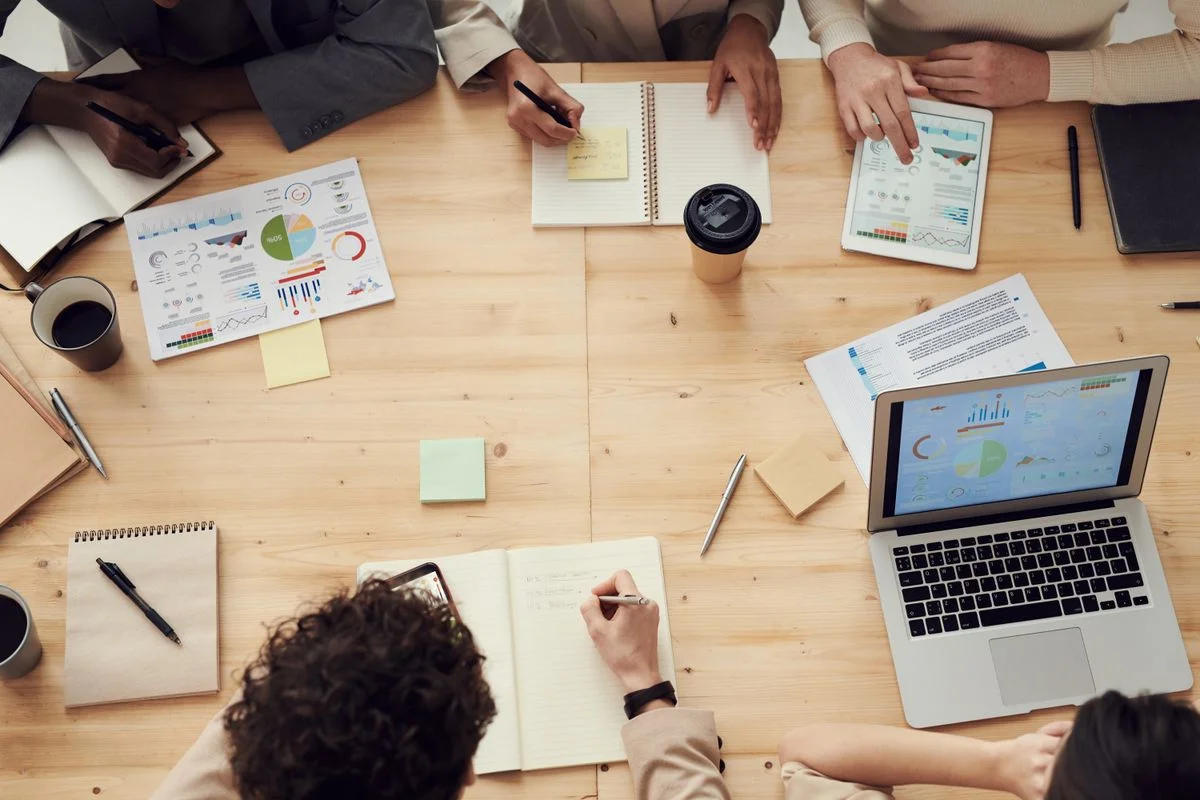 Kleines Team bespricht eine Website-Planung am Tisch